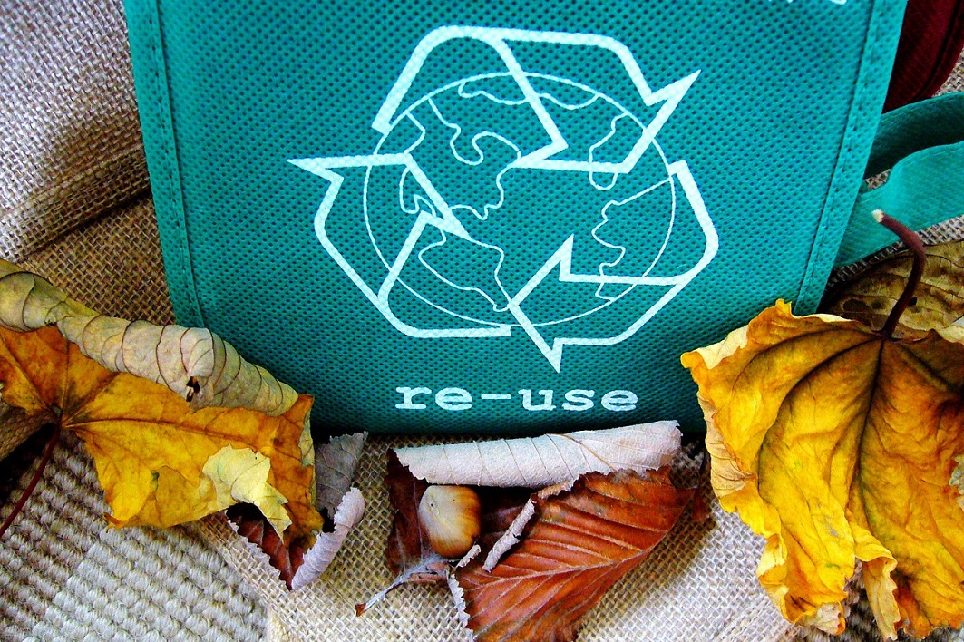 Płócienna torba ze znakiem recyklingu wsród jesiennych liści