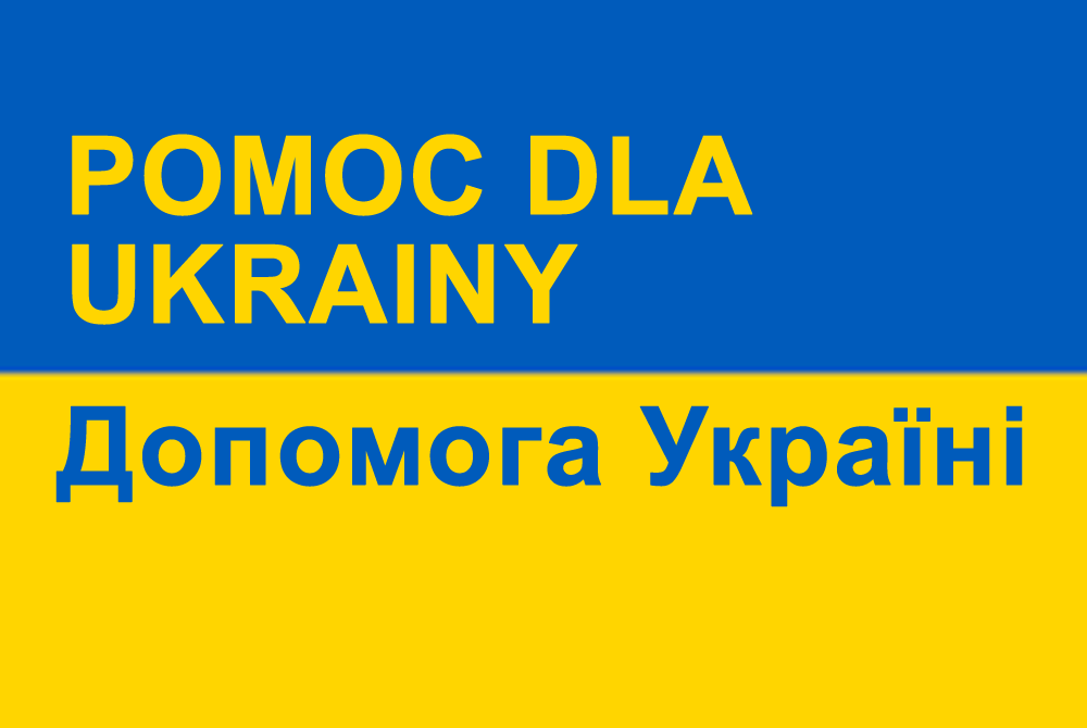 Flaga Ukrainy, połowa flagi od góry niebieska, połowa od dołu żółta. Napis na fladze Pomoc dla Ukrainy po polsku i po ukraińsku