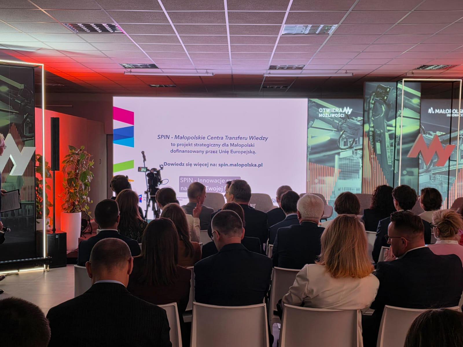 Screen z filmu o projekcie SPIN wyświetlanym podczas konferencji regionalnej. Na ekranie widoczna informacja o dofinansowaniu ze środków UE. Fot. Małgorzata Skrobis