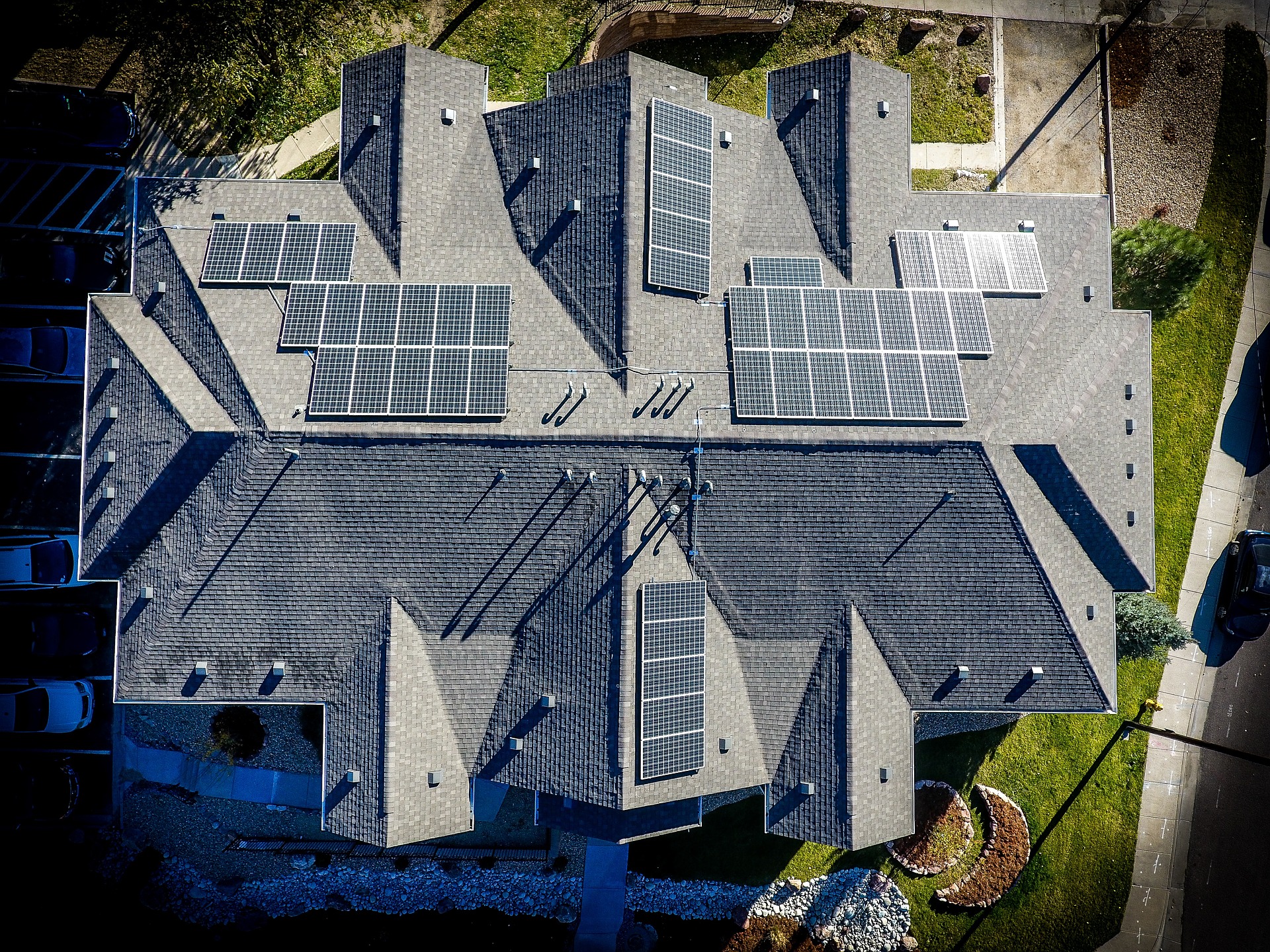 Na zdjęciu dach budynku z panelami fotowoltaicznymi